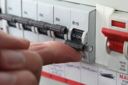 Wie sich eine bestandene DGUV V3 Prüfung positiv auf die Betriebssicherheit auswirkt